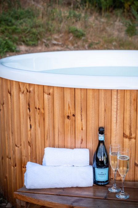 The hot tub, ready with prossecco, glasses and towels